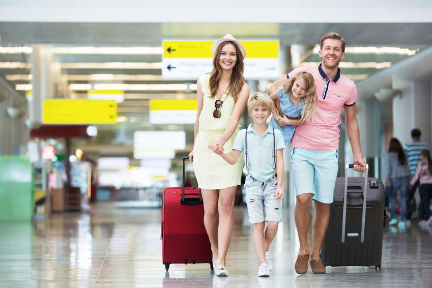 Familie fliegt in Urlaub